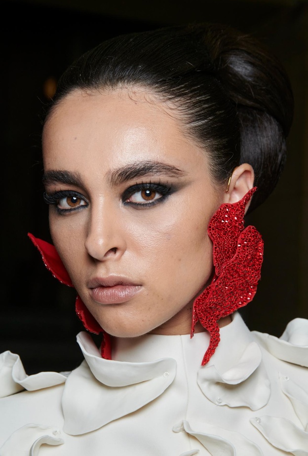 10 إتجاهات جمالية رافقت عروض الهوت كوتور في باريس العام الماضي.. إعتمديها بأفكار لا تزول