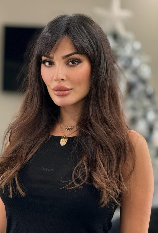 نادين نجيم تعتمد الغرة الكثيفة مع الشعر المدرج ـ الصورة من حساب VICTOR KEYROUZ - فيكتور كيروز  على انستقرام