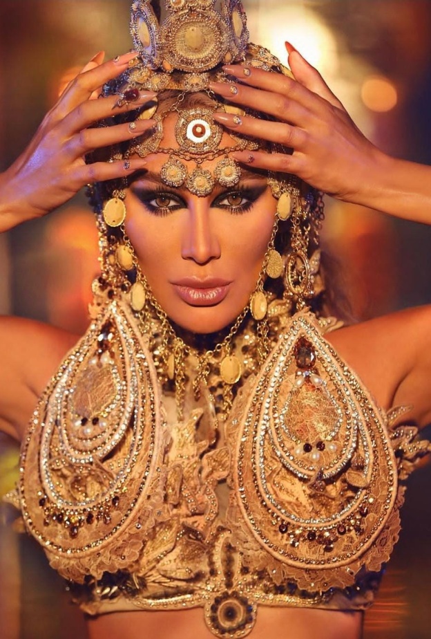 10 نجمات تخطينّ المعقول في اختيار إطلالات مجوهراتهنّ