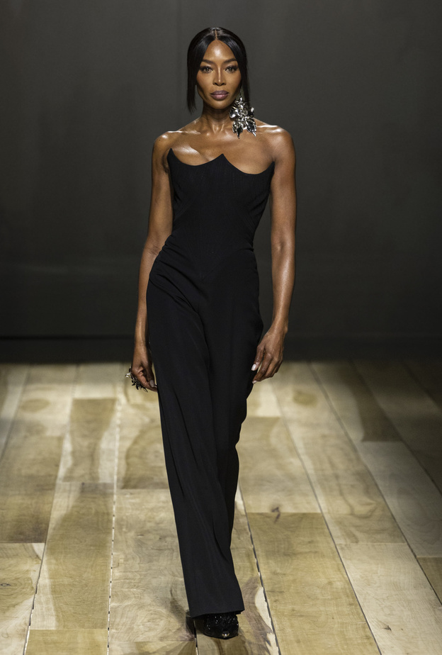فستان سهرة باللون الأسود من Alexander McQueen
