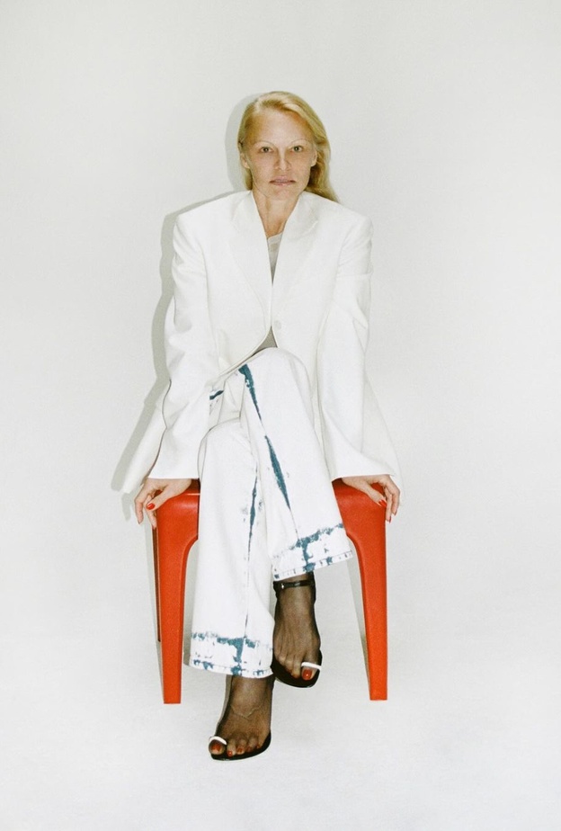 باميلا أندرسون تعزز مكانتها كأيقونة للموضة