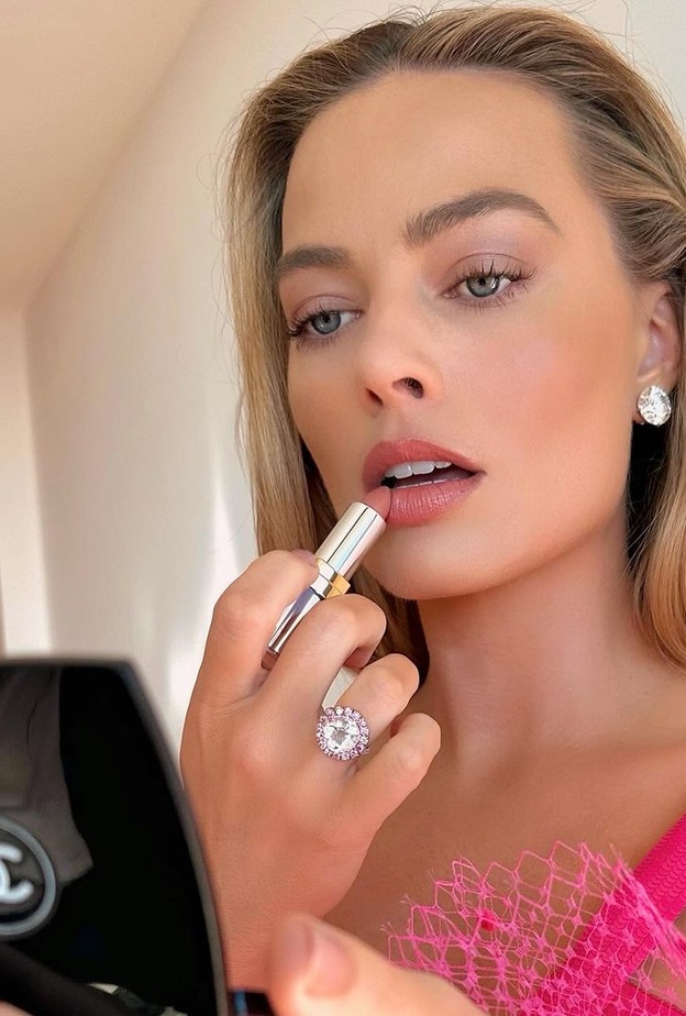 خفايا تحضيرات المكياج والشعر للنجمات في كواليس حفل غولدن غلوب 2024