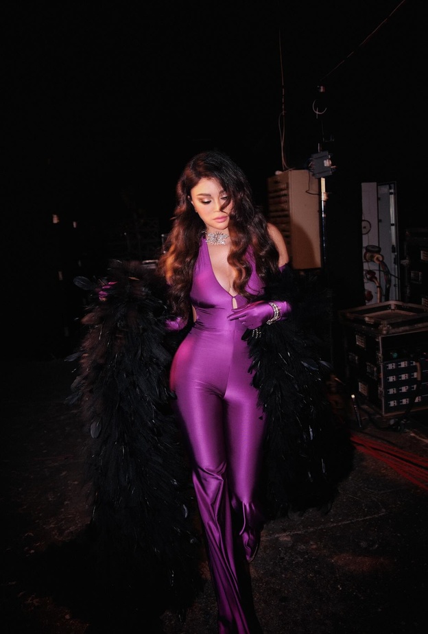 الجمبسوت بتصميمه الصاخب رفيق لا غنى عنه لـ هيفاء وهبي ومناسب لكل الأوقات فاستوحي من اختياراتها ما يناسبك