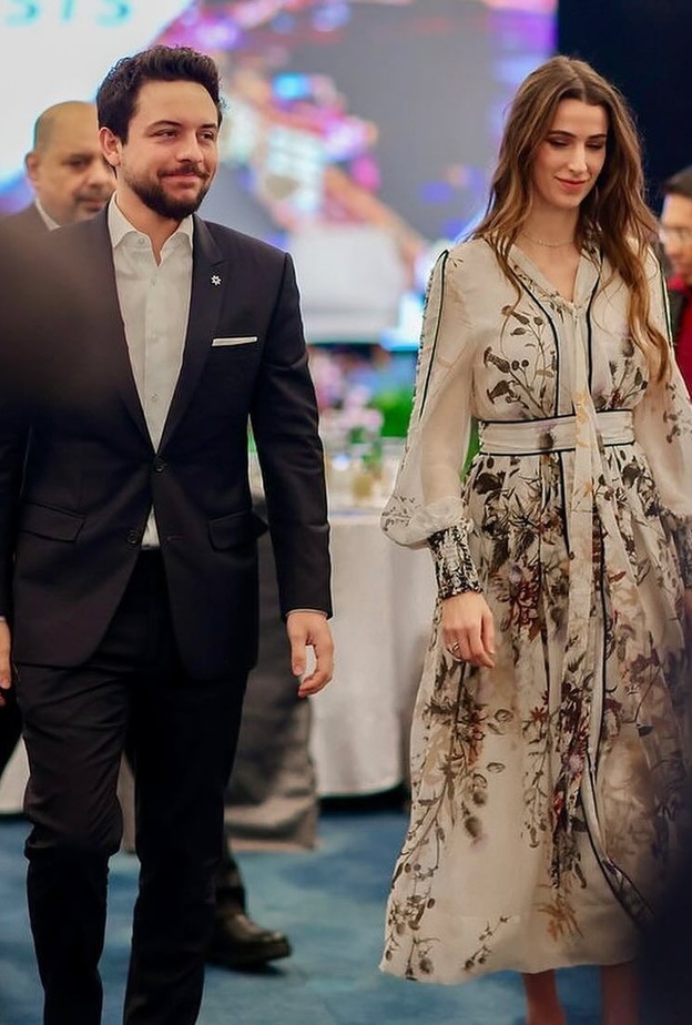 احدث اطلالة للأميرة رجوة مع زوجها في سنغافورة