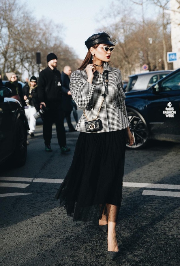 نقشة الكارو بالألوان الحيادية تتصدر إطلالات النجمات في الشتاء