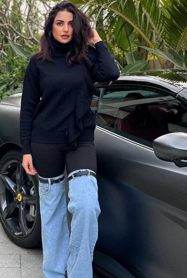 عاشقات الموضة يُغرمن بإرتداء بنطلون جينز بتصميم مبتكر بينهن درة التونسية