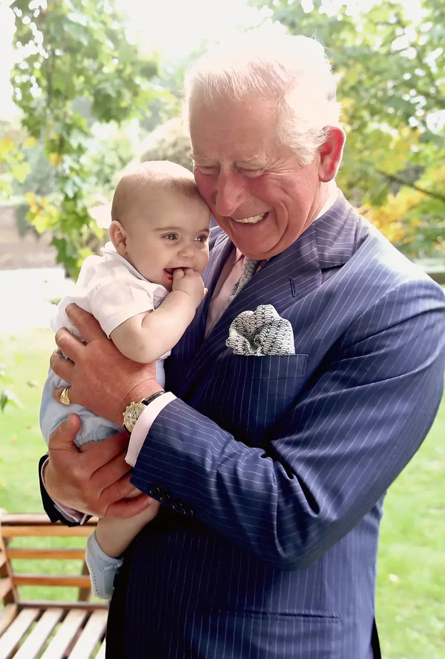 صور تظهر العلاقة الجميلة بين الملك تشارلز وحفيده الأمير لويس