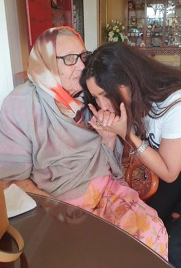 لطيفة مع والدتها