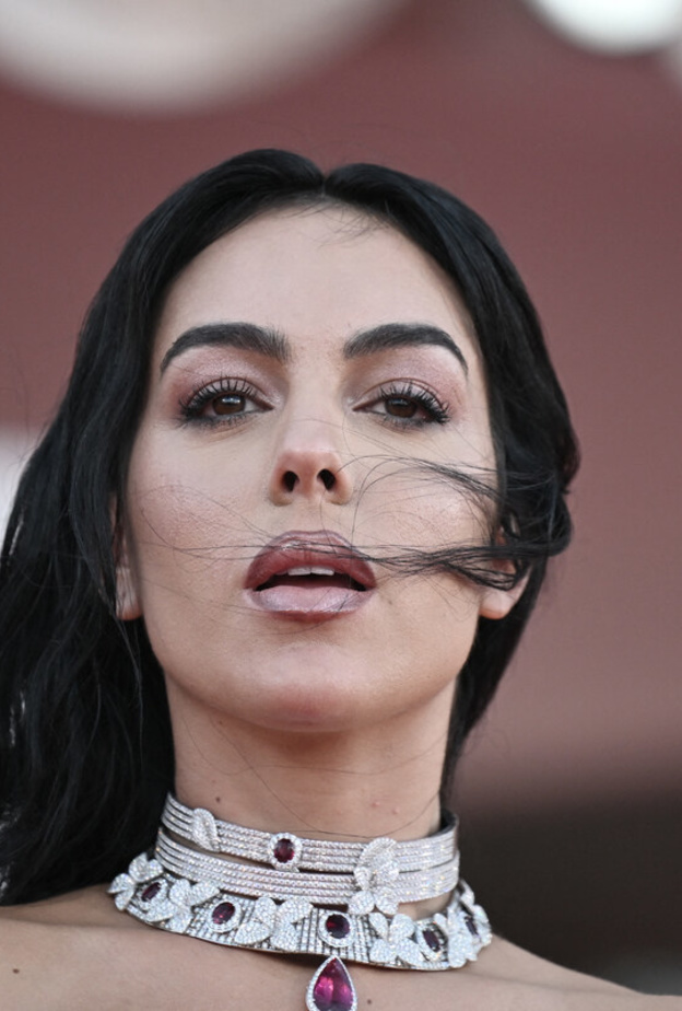 أسرار جمالية تعلّميها من جورجينا رودريغز