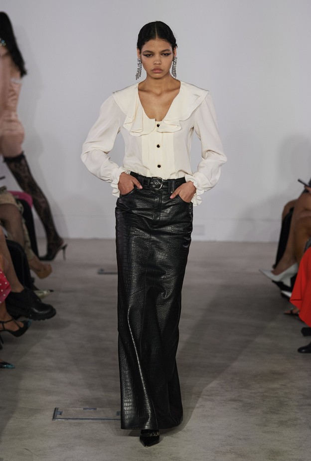 طرق تنسيق التنانير الجلد في الشتاء