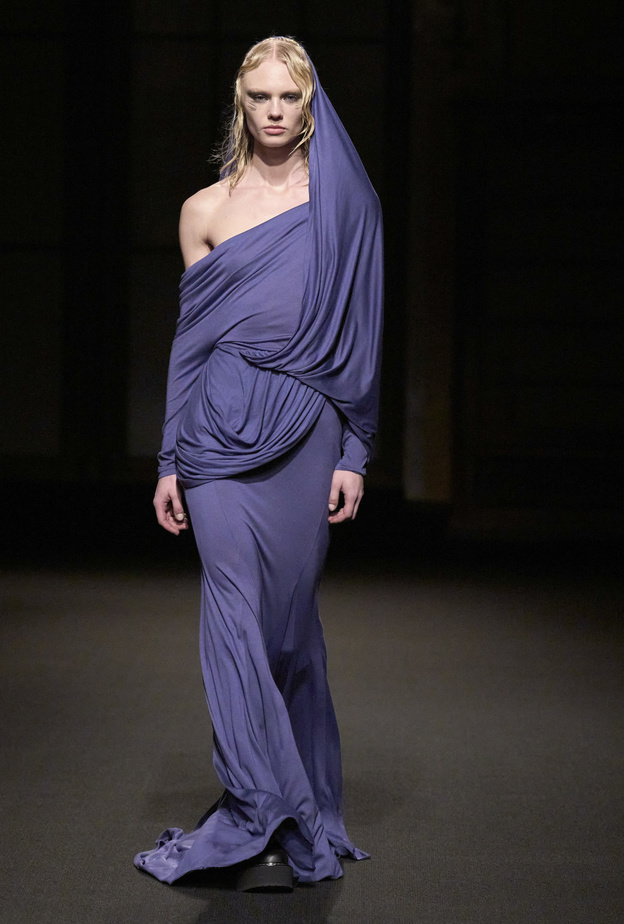 الجاذبية المطلقة لأزياء الكتف الواحد من زمن الإغريق حتى شتاء 2024