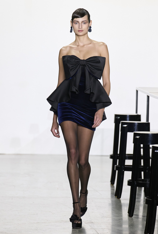 موديلات الفساتين مع عقدة الفراشة تندثر في عالم الموضة