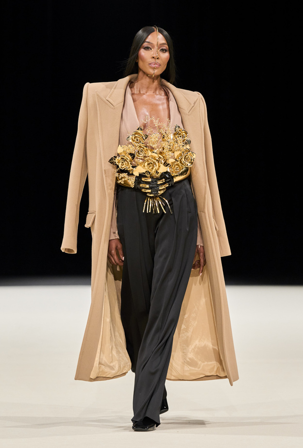 ناعومي كامبل تختتم تخطف الأنظار في عرض Balmain للرجال