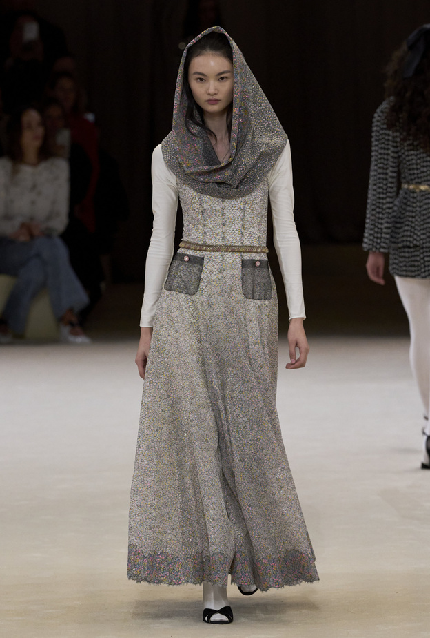 أسبوع الهوت كوتور لربيع وصيف 2024 ابتعاد عن الخيال ومقاربة للواقع 