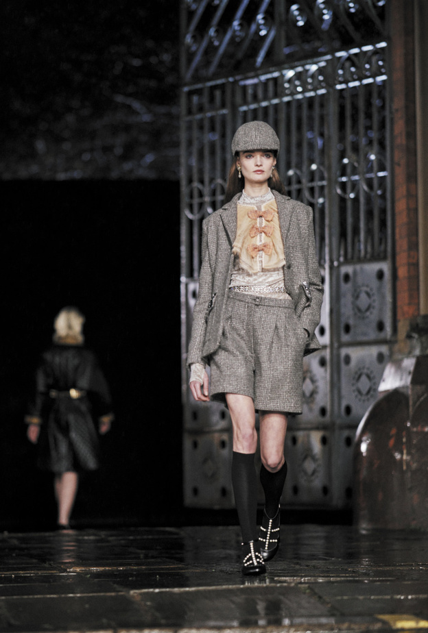 دور الأزياء تأخذنا إلى مدن آسرة... اكتشفي مواعيد عروض Cruise 2025 و Pre-Fall 2024 وأين ستقام؟