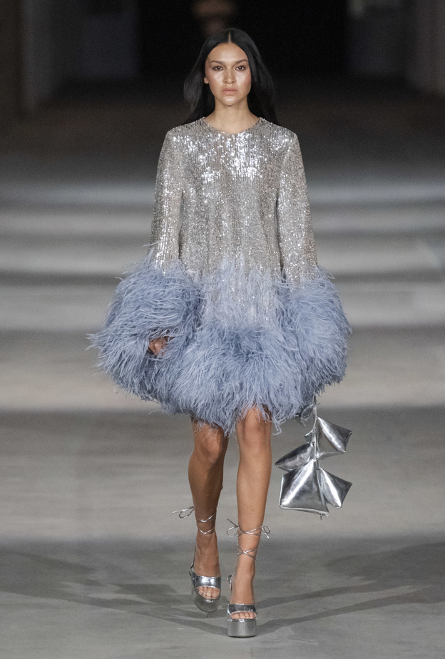 موضة الريش على الأكمام عنوان أناقتك المقبلة