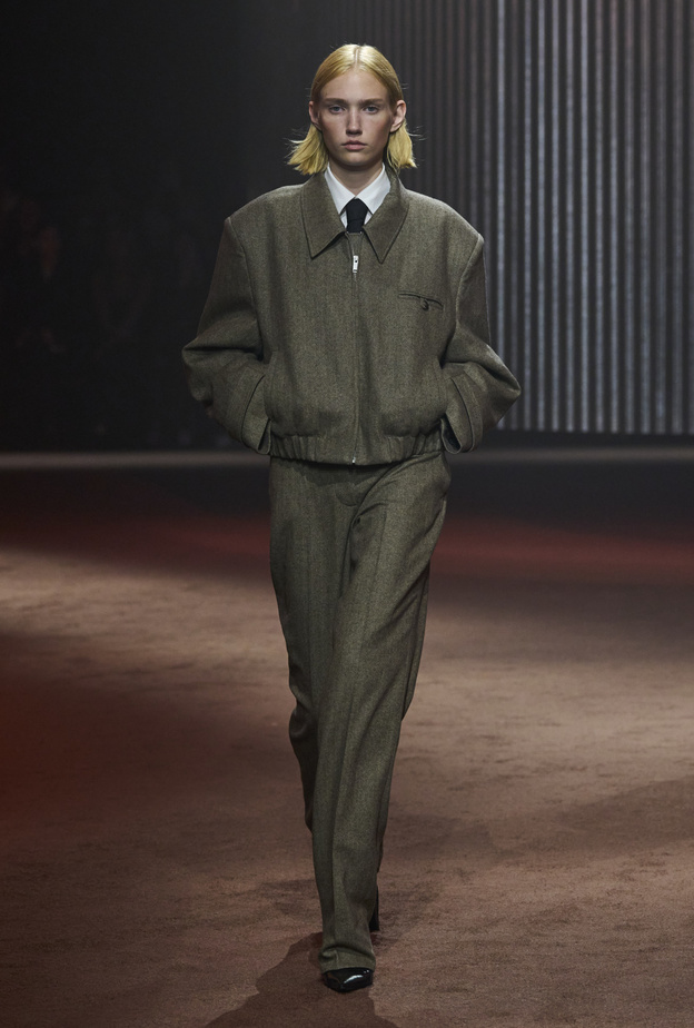 موضة البنطلون باللون الأخضر الغامق