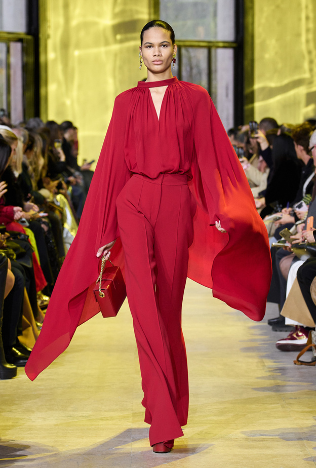 إطلالة كلاسيكية باللون الأحمر من Elie Saab