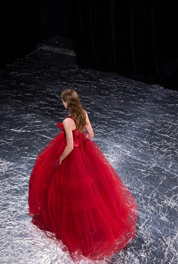 أسبوع باريس للكـوتور  ما بين التطرف والكمال الاندماج والاستعراض... حرفة الأزياء الراقية في أوج إمكانياتها