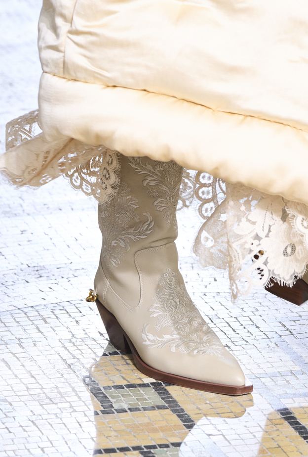  حذاء الكاوي بوي باللون البيج Giambattista Valli