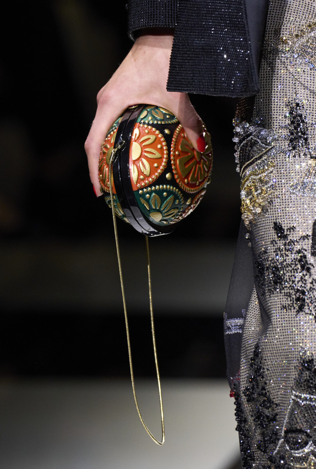 موضة الحقائب الدائرية بأساليب جريئة