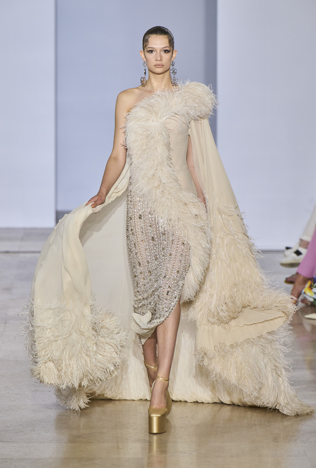 موضة الريش دخلت عالم الهوت كوتور من الباب العريض