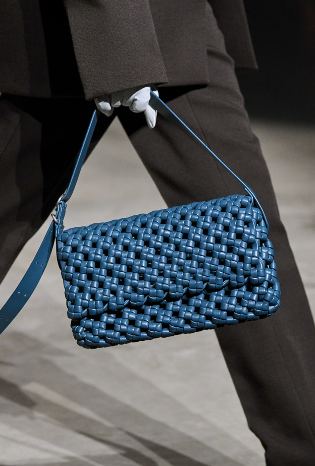 خزانتك لن تكتمل إلا بموضة الحقائب البترولية