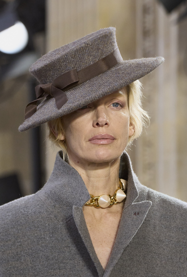 موضة القبعة الرمادية تمنحك ستايل أنيق ومختلف