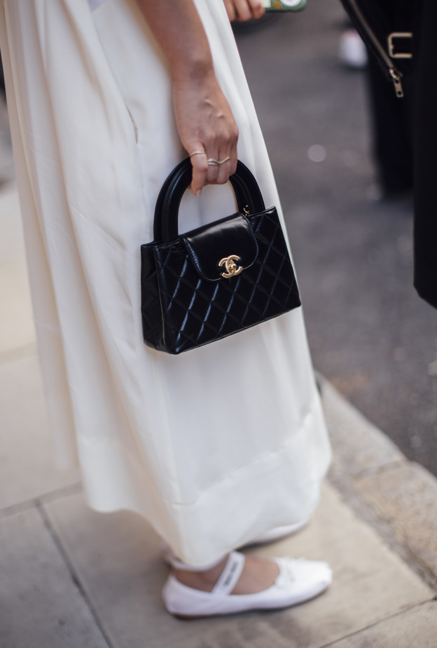 تخططين لاقتناء حقيبتك الفاخرة الأولى... إليكِ كل ما تحتاجين معرفته