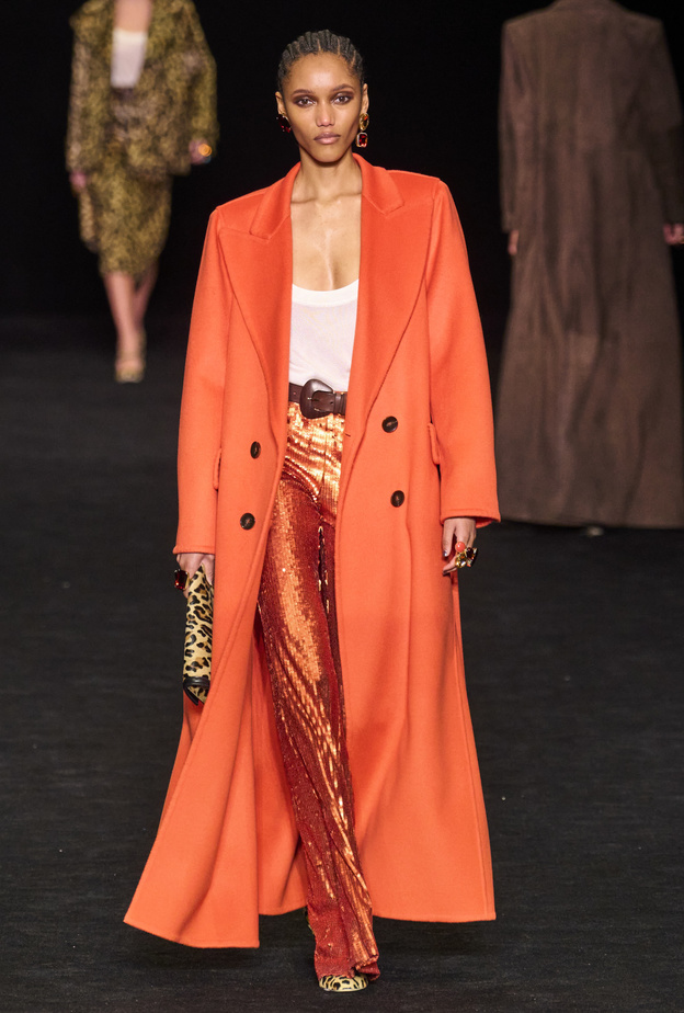 البناطيل المرجانية بتدرجاتها الجريئة في شتاء 2023