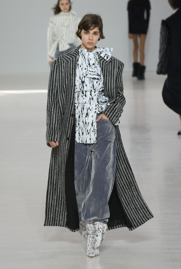 البنطال ذو الأرجل الواسعة موضة انتشرت في التسعينات ثم اختفت لكنه عاد بقوة هذا الموسم!