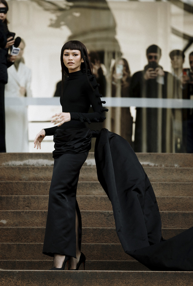 موضة الفستان الأسود في شوارع الموضة في باريس ضمن أسبوع الهوت كوتور