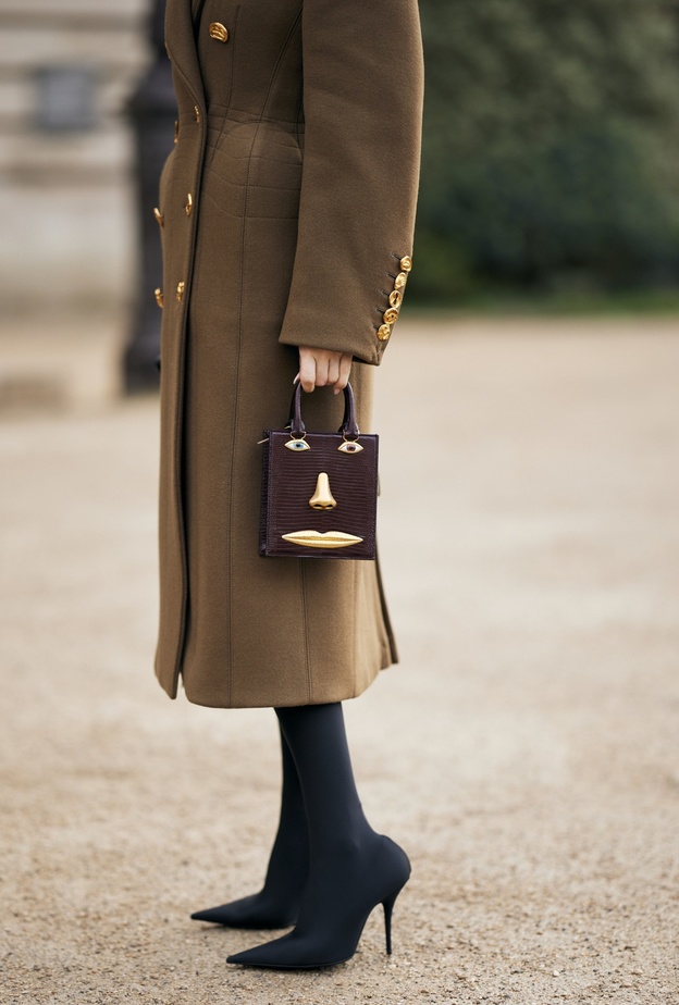 شوارع الموضة في باريس تشهد أجمل صيحات الحقائب لصيف 2024