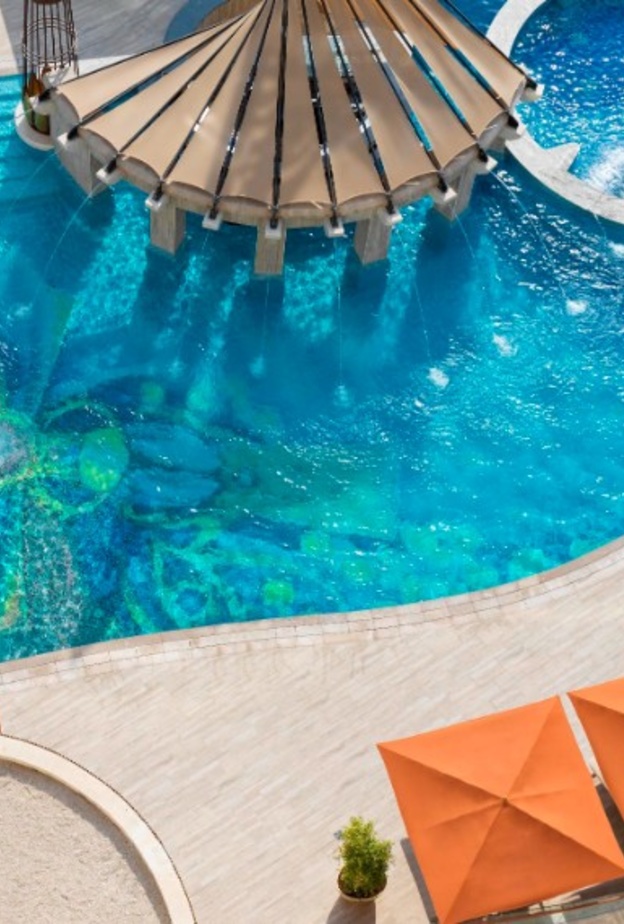 فندق رافلز دبي يقدم تجربة مبتكرة لضيوفه على المسبح بعد تجديده