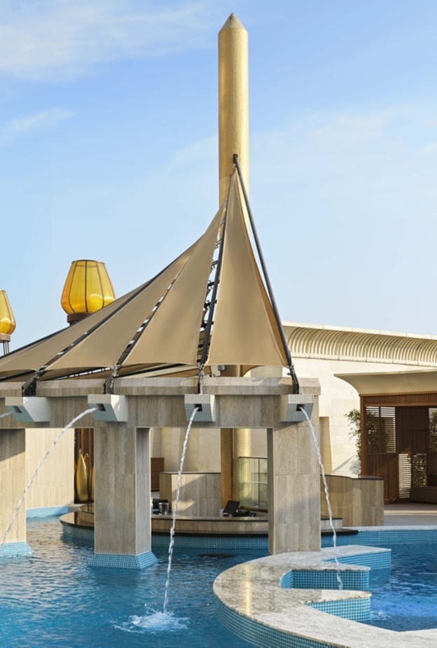 فندق رافلز دبي يقدم تجربة مبتكرة لضيوفه على المسبح بعد تجديده