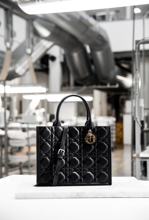 "ديور" تقدّم المهارة الحرفيّة لحقيبة DIOR BOOK TOTE 