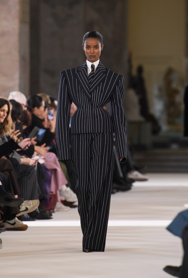 بدلة  Le Smoking من "ايڤ سان لوران" إلى "سكابريلي"