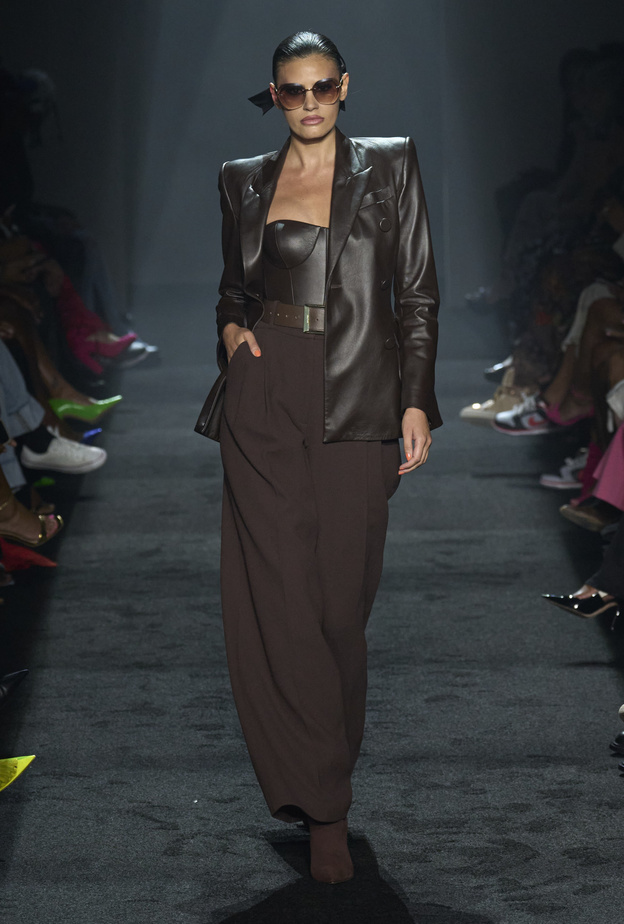 جاكيتات الجلد البنية تسيطر على إطلالات شتاء 2024