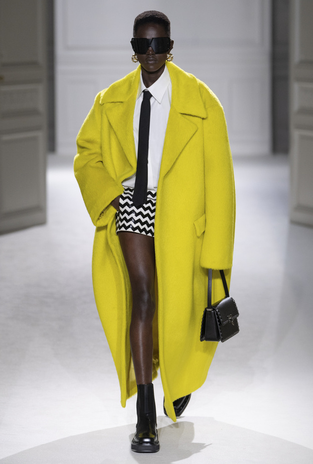 صيحة اللّون الأصفر متصدرة موسم شتاء 2024