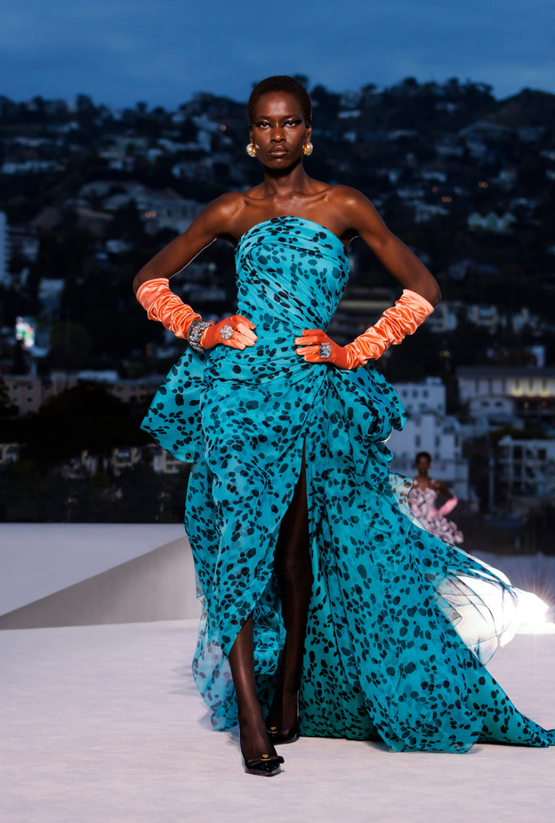 إطلالة من Versace