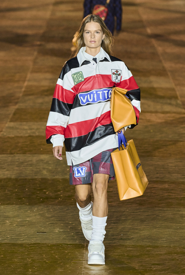 أغرب تصاميم حقائب اليد... لويس فيتون وشانيل وسان لوران وغيرها استلهمت من الأمور اليومية ككيس الشطائر وسلة البقالة!