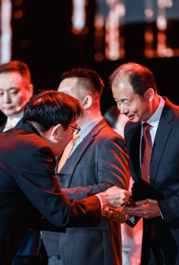 تويوتا تمنح عبداللطيف جميل للسيارات في الصين  جائزة  "مجموعة الوكلاء المتفوقين" لعام 2023 للتميز في الأداء وخدمة العملاء