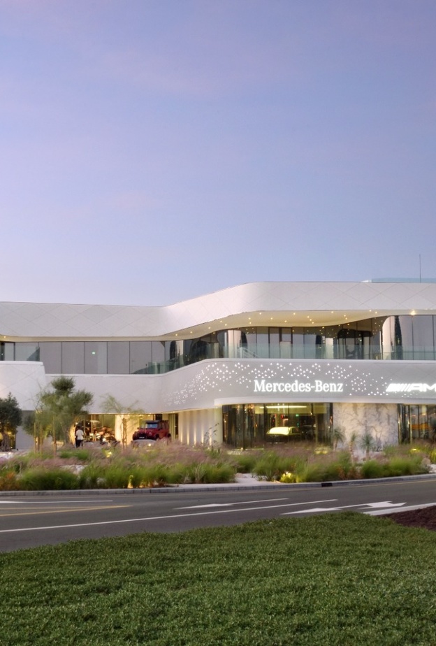 مجموعة قرقاش تكشف عن مركز مرسيدس-بنز الجديد في دبي
