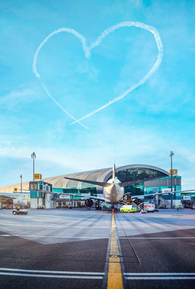الحب في الأجواء: مفاجأة كبيرة بمناسبة عيد الحب في مطار دبي الدولي DXB
