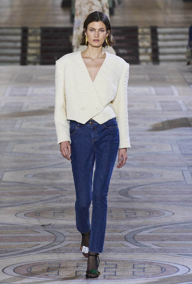 "الجينز القصير".. كيف ترتديه لتحصلي على إطلالة أنيقة؟