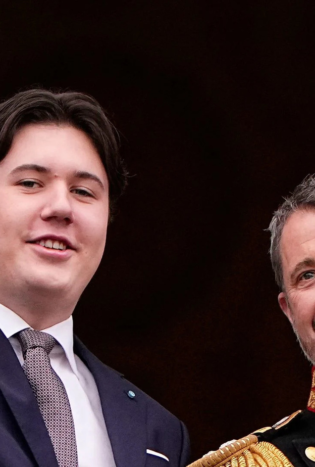 لماذا لم يرتدِ الأمير كريستيان الزي العسكري في مراسم تتويج الملك فريدريك ؟