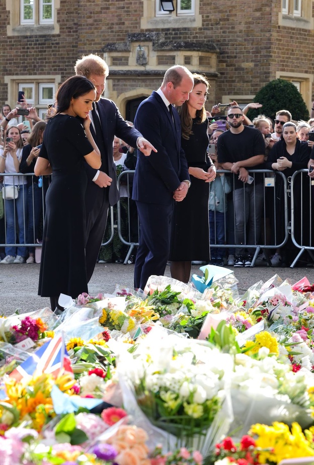 الكشف عن لفتة الأمير وليام وكيت اللطيفة للأمير هاري وميغان بعد وفاة الملكة