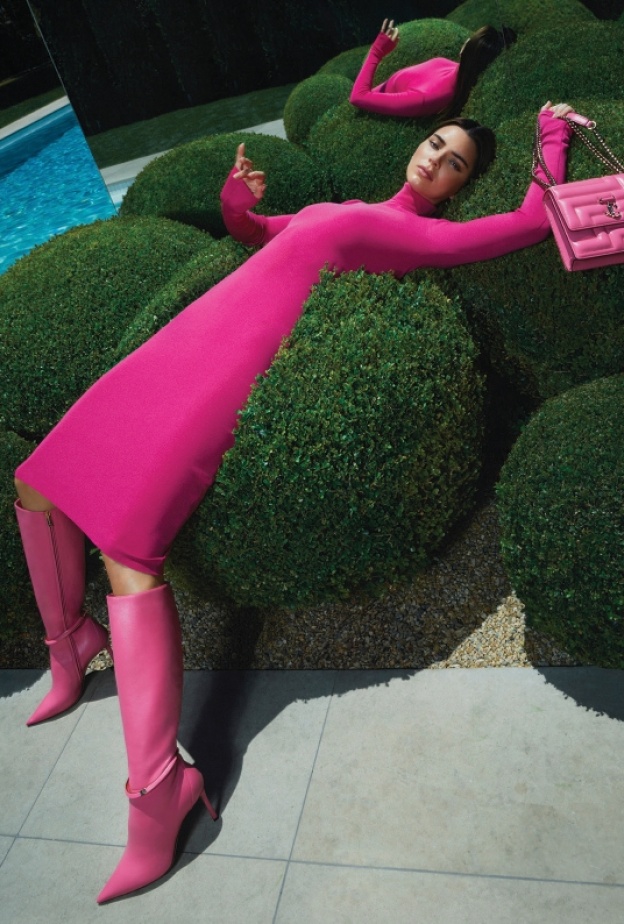 JIMMY CHOO   تكشف الستار عن الأحذية الضخمة والحقائب المميزة