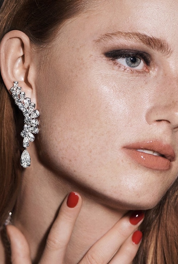 موديلات أقراط متدلية تناسب صيحات موضة شتاء 2024