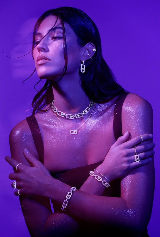 واكبي موضة تكديس الأساور مع بداية عام 2024 من خلال أحدث إصدارات دور المجوهرات العالمية 